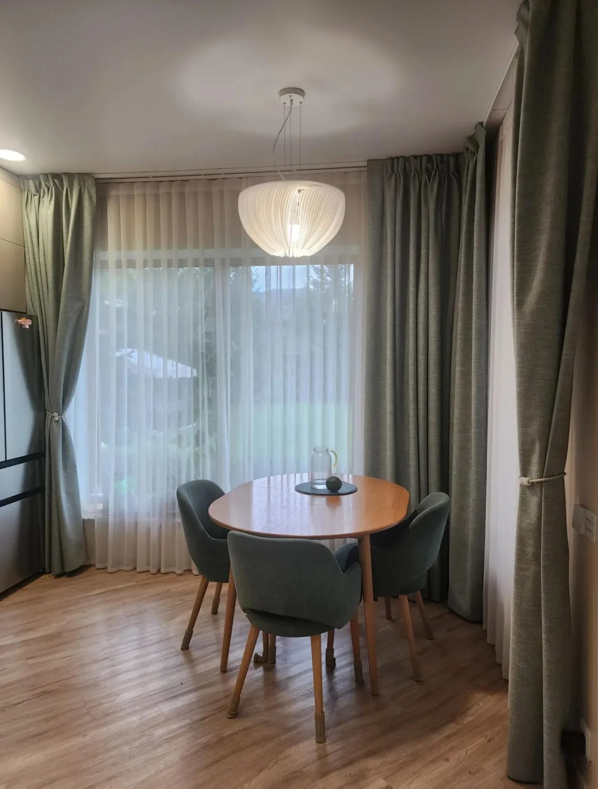 Портьеры шалфейного цвета для кухни-гостиной — фото 3