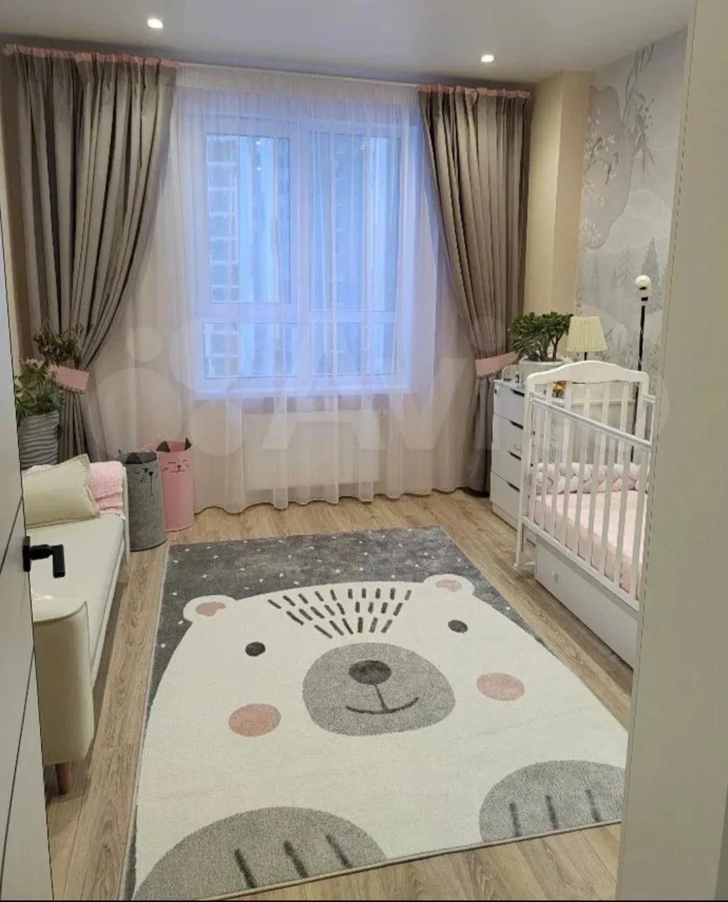 Бархатные портьеры для детской с розовыми подхватами — фото готовой работы